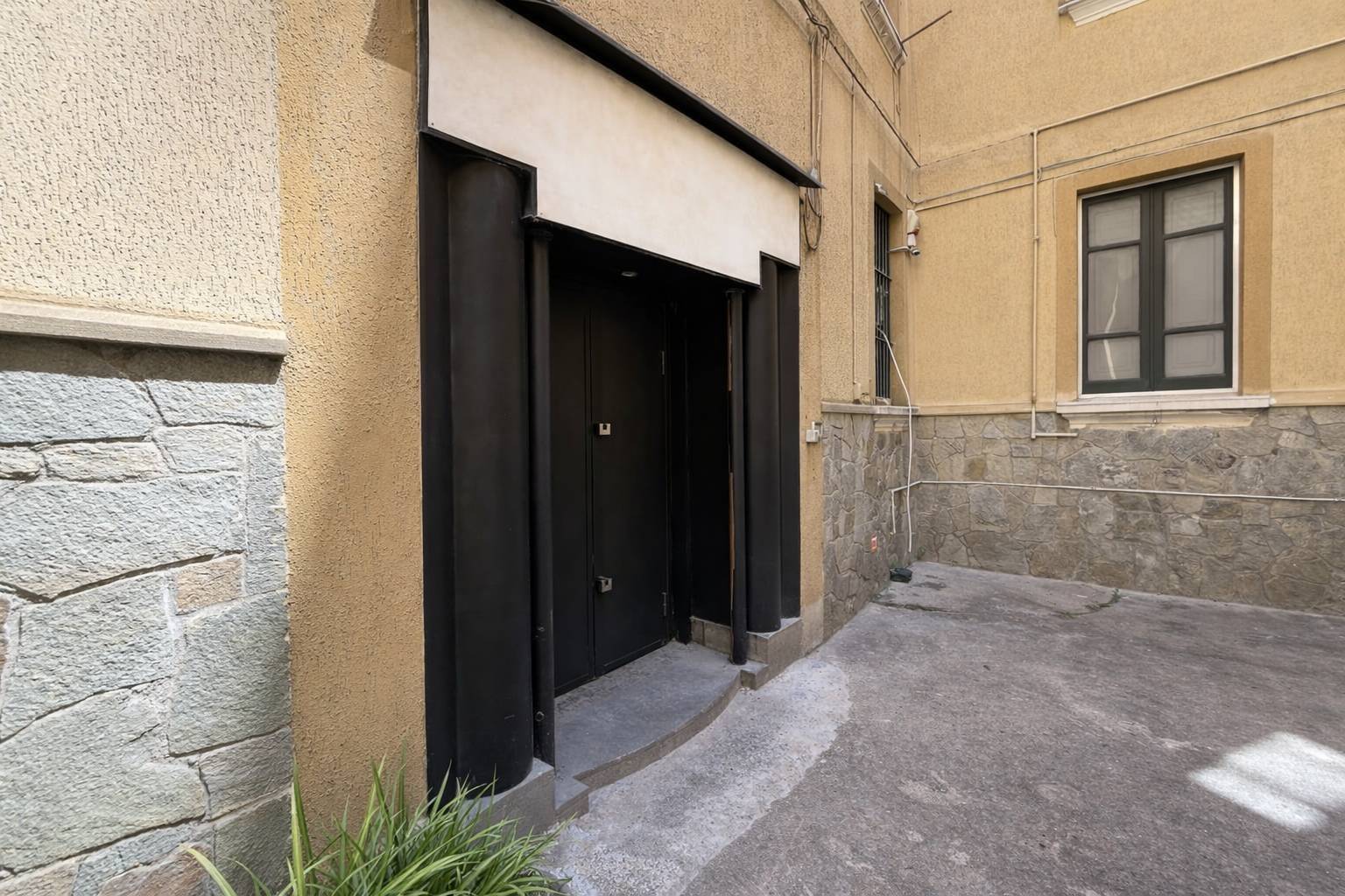 Locale commerciale Via Francesco Paolo Volpe, 37, Salerno