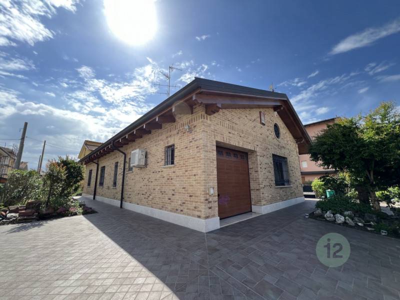 Casa Bi - Trifamiliare, Mirandola