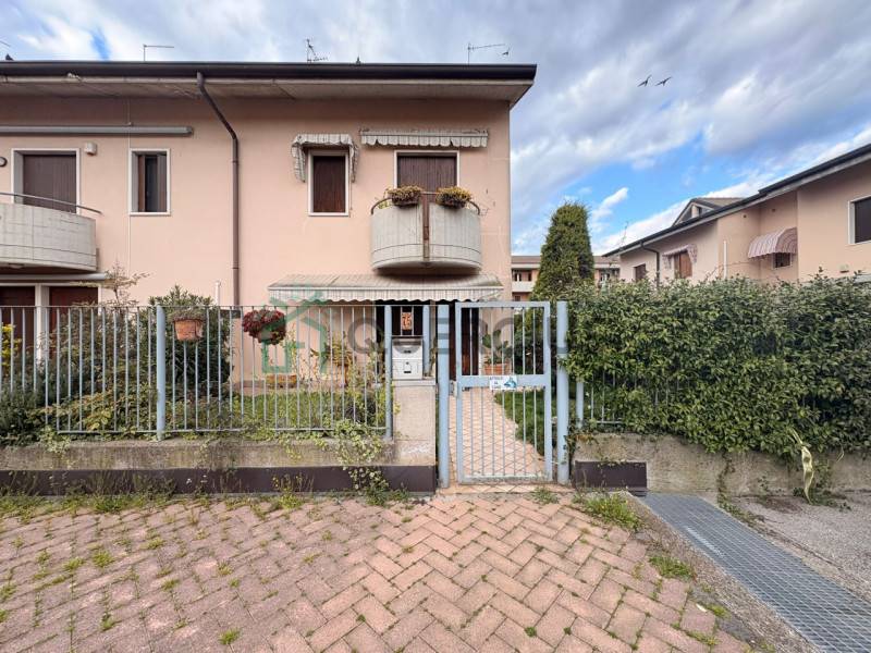 Casa Bi - Trifamiliare Castel d 'Azzano, Castel d'Azzano