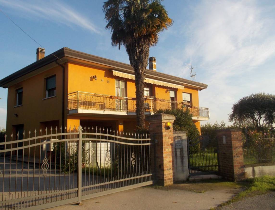 Casa indipendente, Este