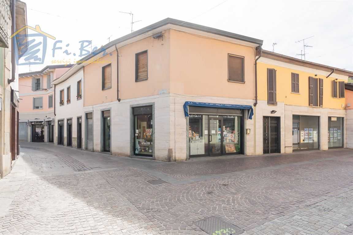 Locale commerciale Via IV Novembre, Cernusco sul Naviglio