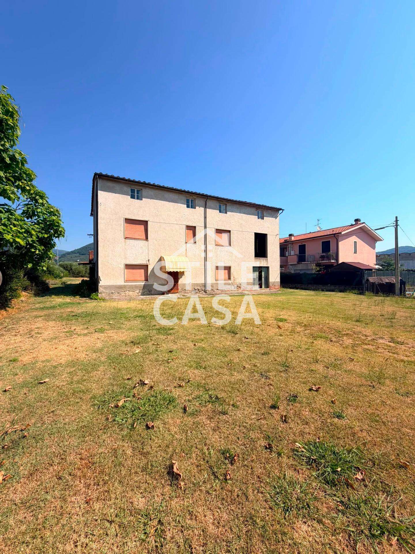 Casale Via delle Pari,  64, Pescia