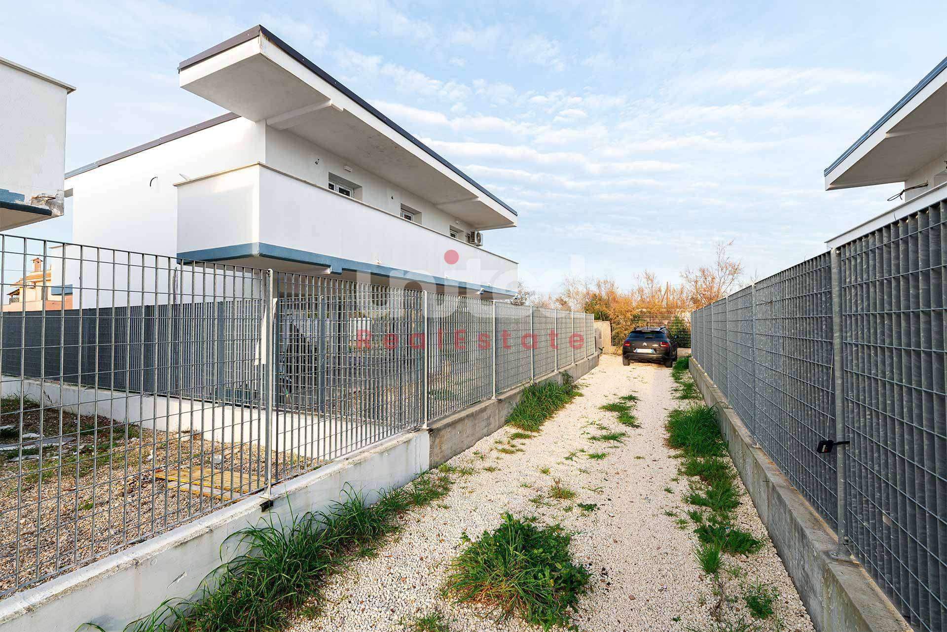 Villa VIA MANTASNC, Fiumicino