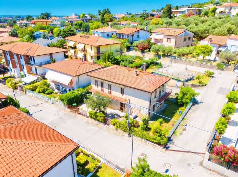 Casa indipendente Este, Este
