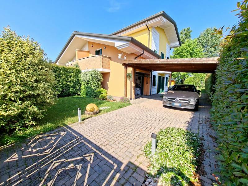 Casa Bi - Trifamiliare, Due Carrare