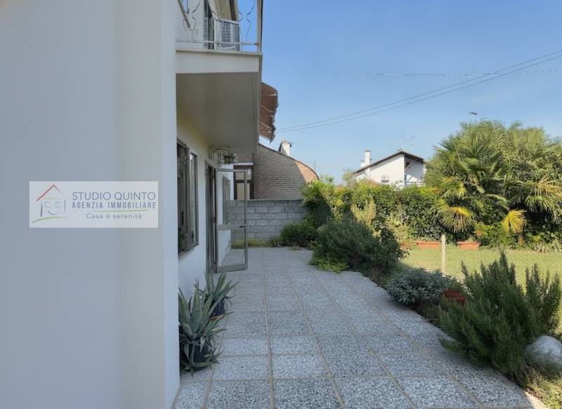 Casa Bi - Trifamiliare, Paese