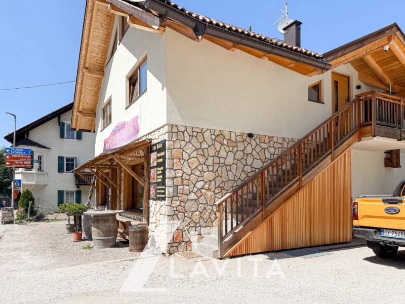 Negozio Fontanefredde, Montagna sulla strada del vino