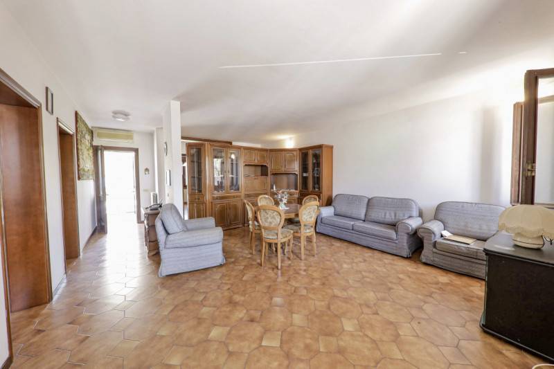 Casa indipendente Este, Este