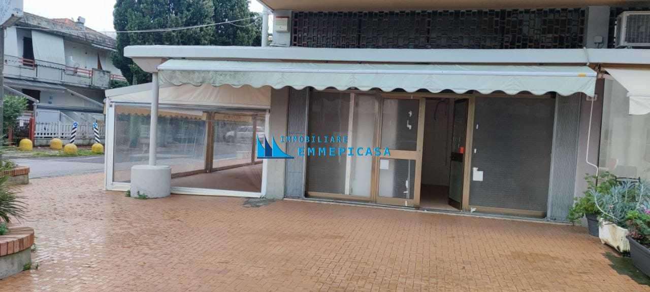 Locale commerciale Via Magliano,  31, Massa