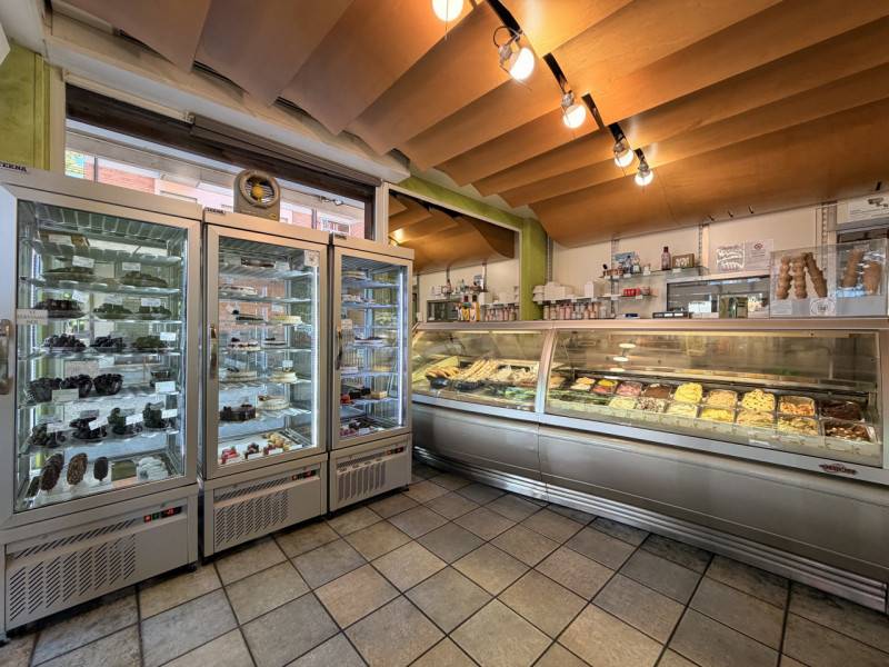 Attività  commerciale, Parma