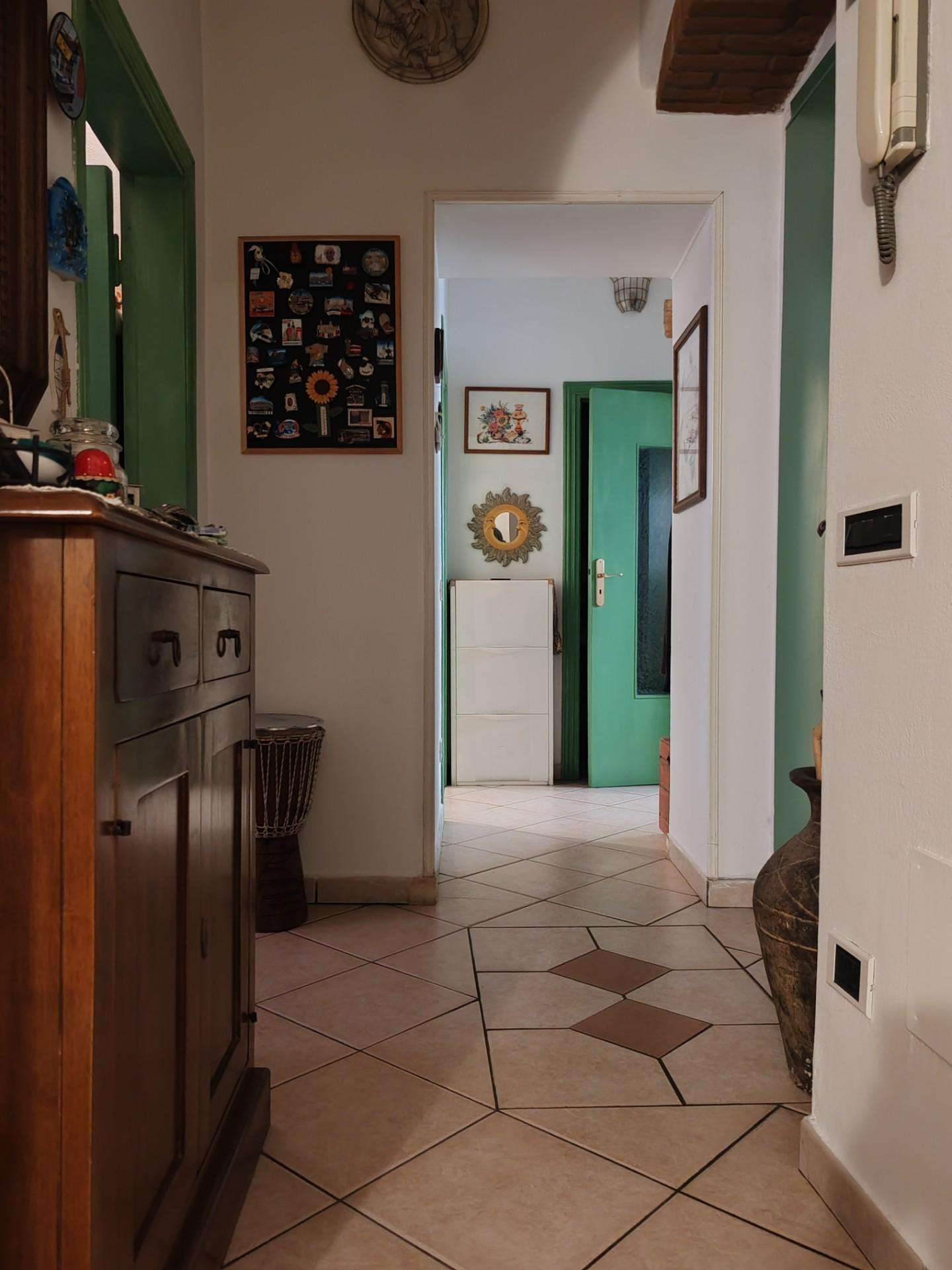 Appartamento f, Tel 152064, Massa