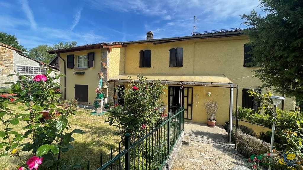 Casa indipendente Strada Provinciale Carobbio, Tizzano Val Parma