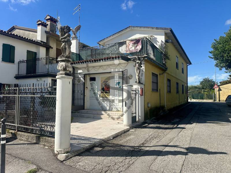 Negozio Via Valsugana - Via Capitelvecchio, 64, Bassano del Grappa