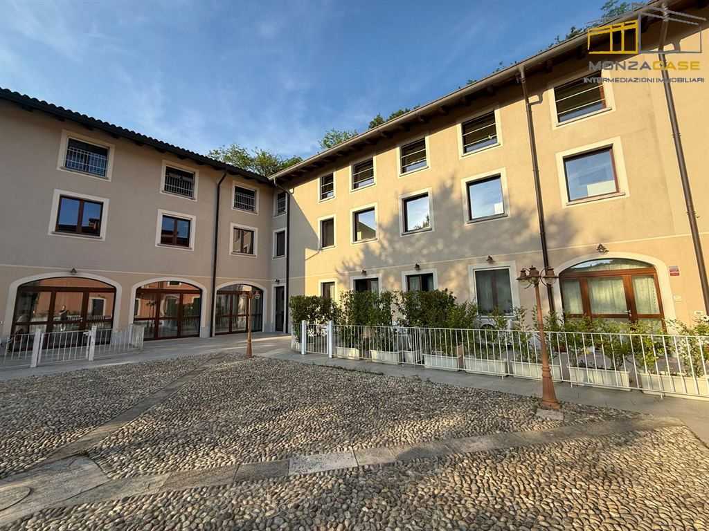Appartamento Via Costa Lambro, Carate Brianza