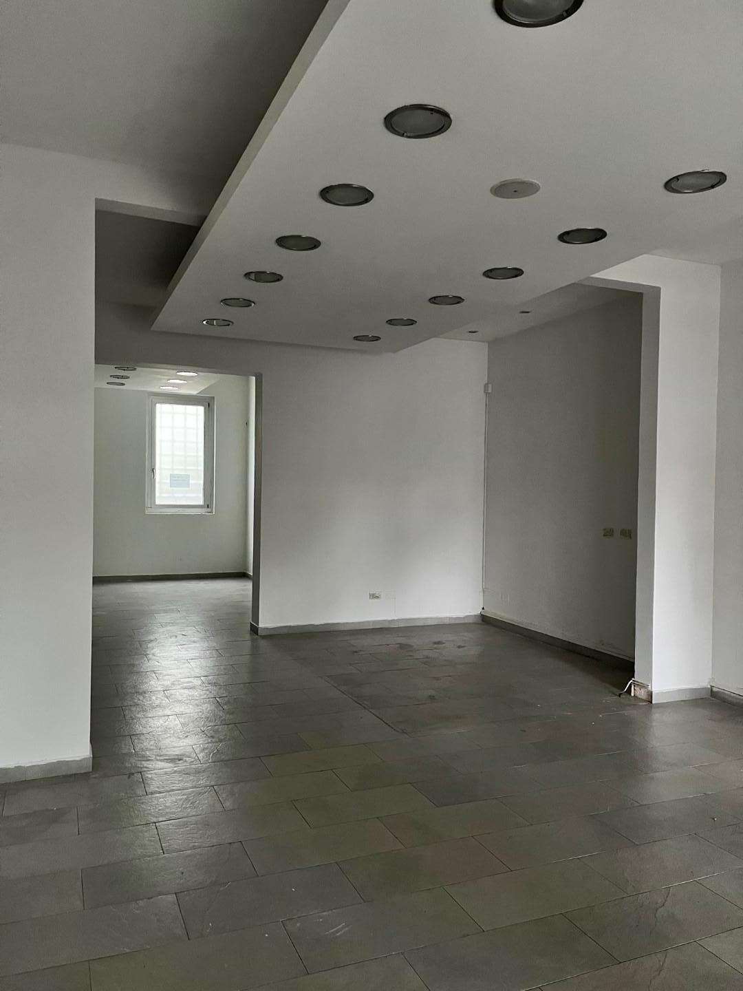 Locale commerciale Roma, Agliana