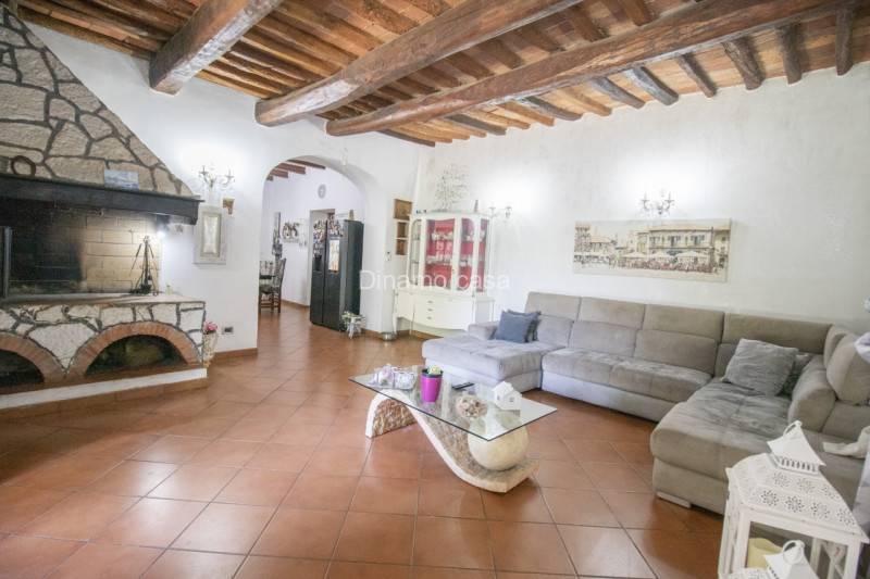 Casa indipendente Castelnuovo, Prato