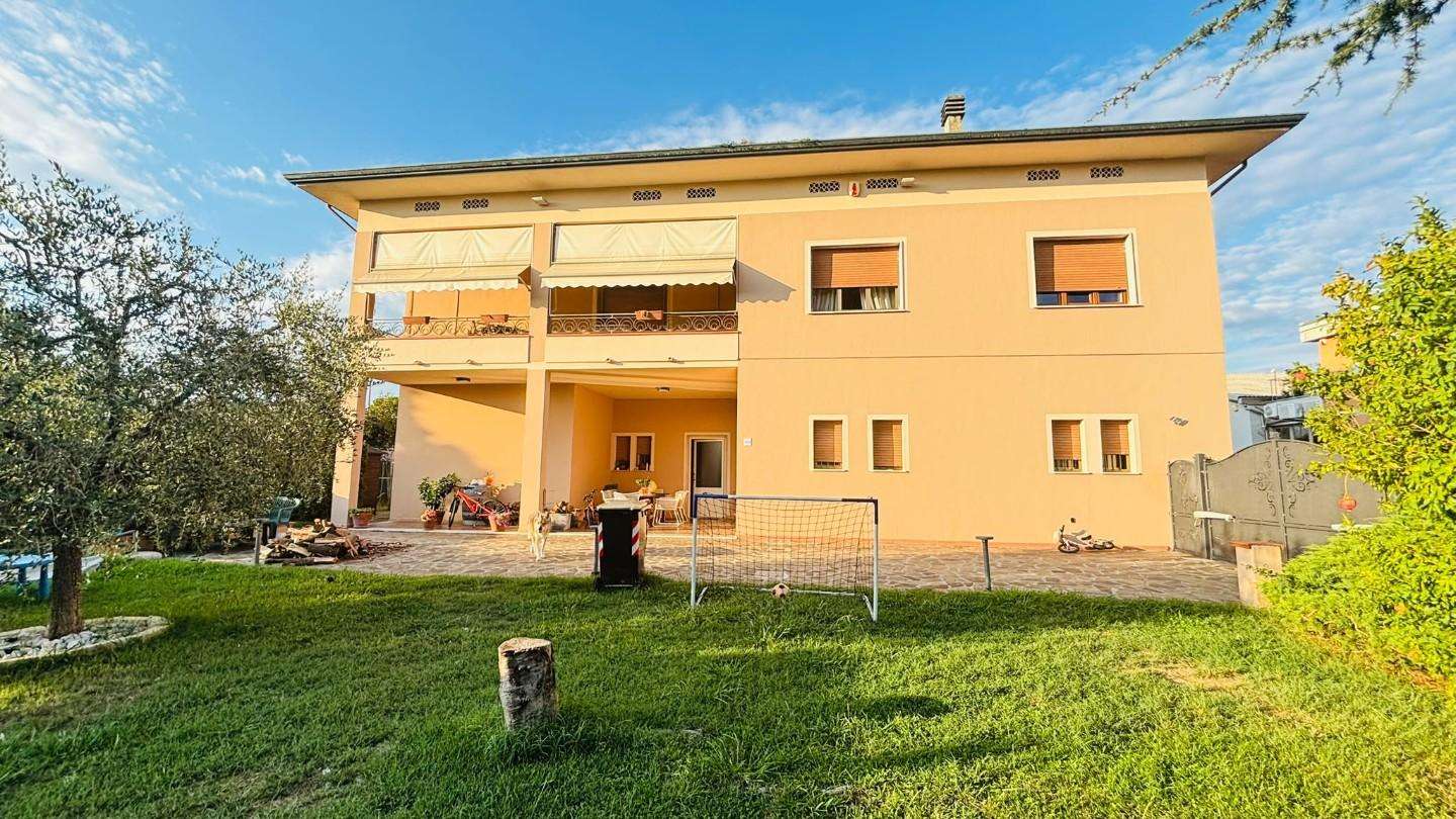 Palazzo - Stabile Via Romana Trav. ,, Montecarlo