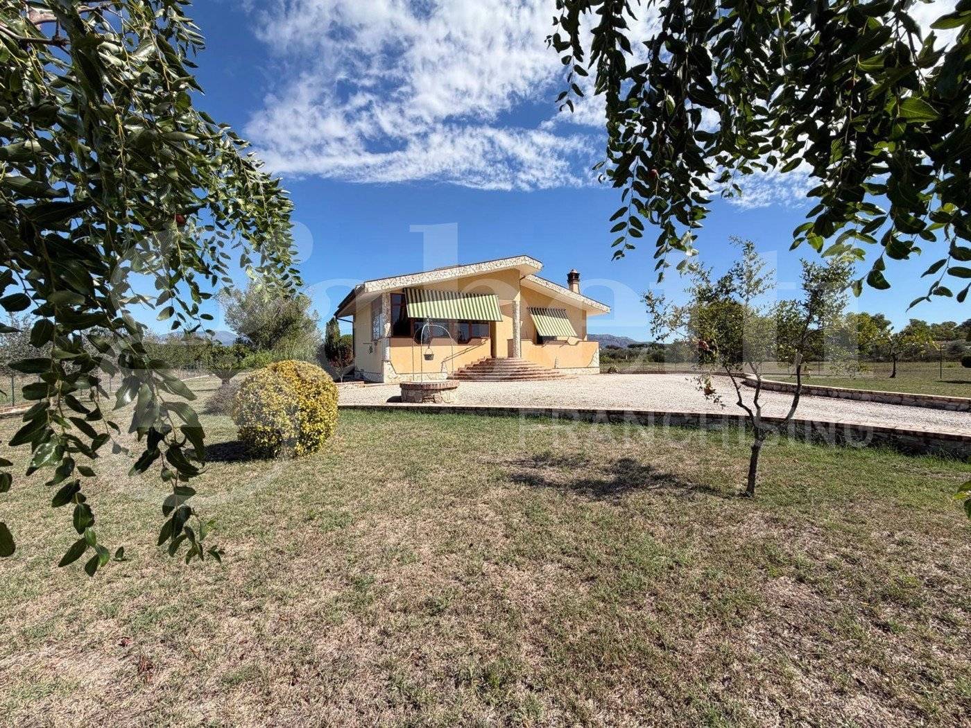 Villa, Latina