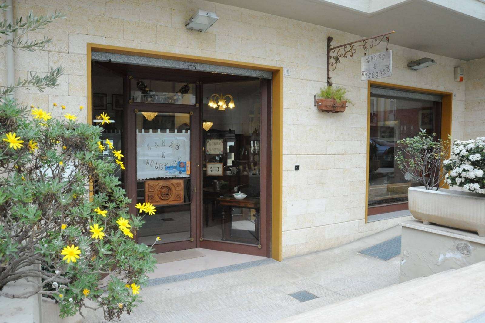 Locale commerciale via dei gelsomini, Canosa di Puglia
