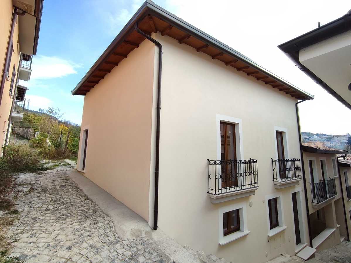 Casa indipendente Via Tonale, L'Aquila