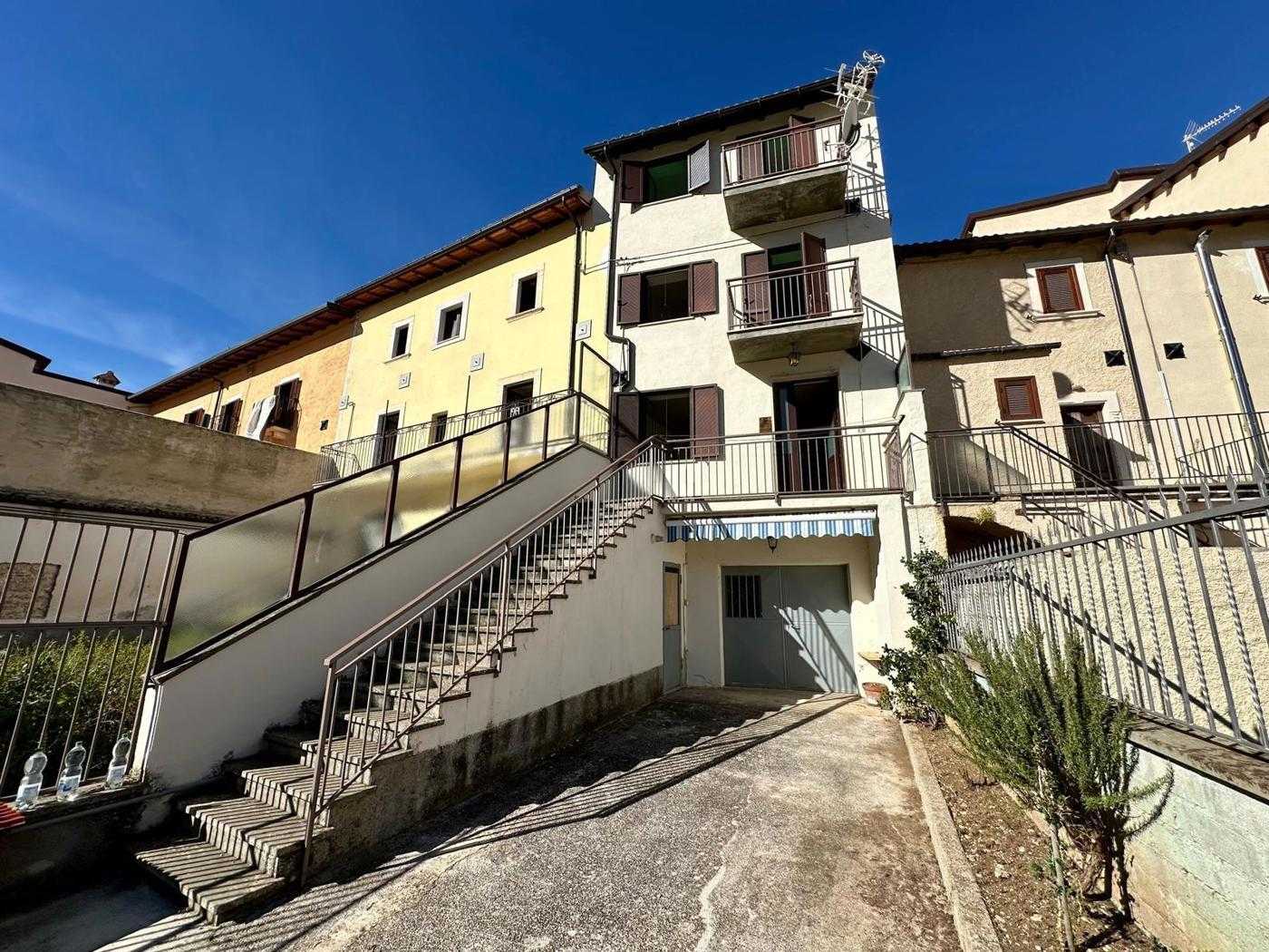 Casa indipendente Via del Peschione, Caporciano