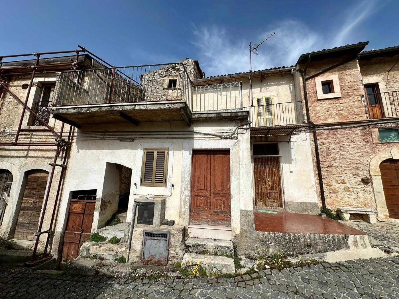 Casa indipendente Via Colle Aprico, Caporciano