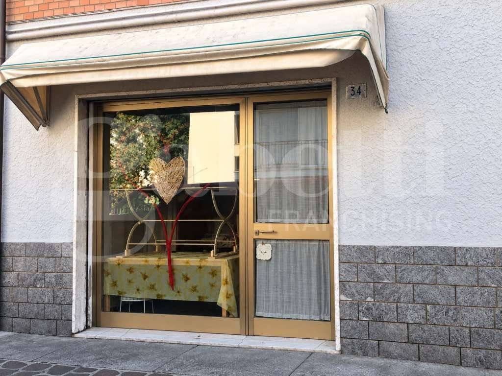 Negozio Via Schio, 36, Modena