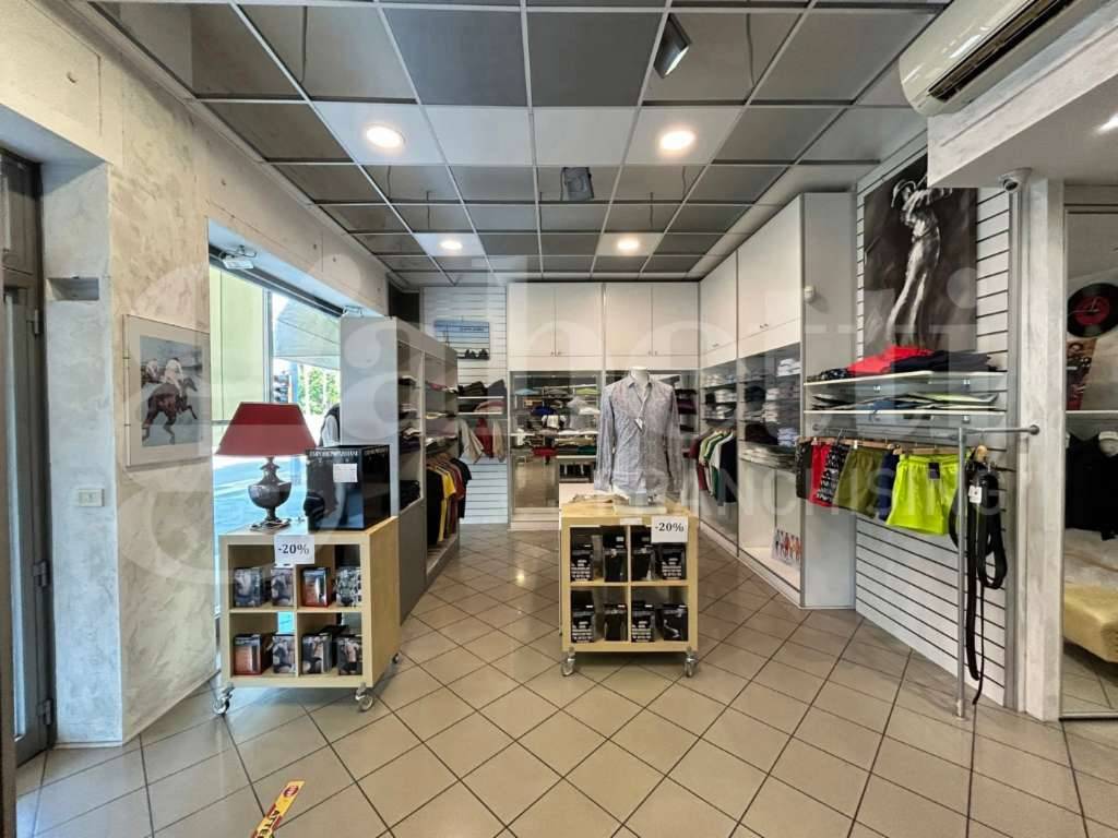 Negozio Via Toscana, 38, Bologna