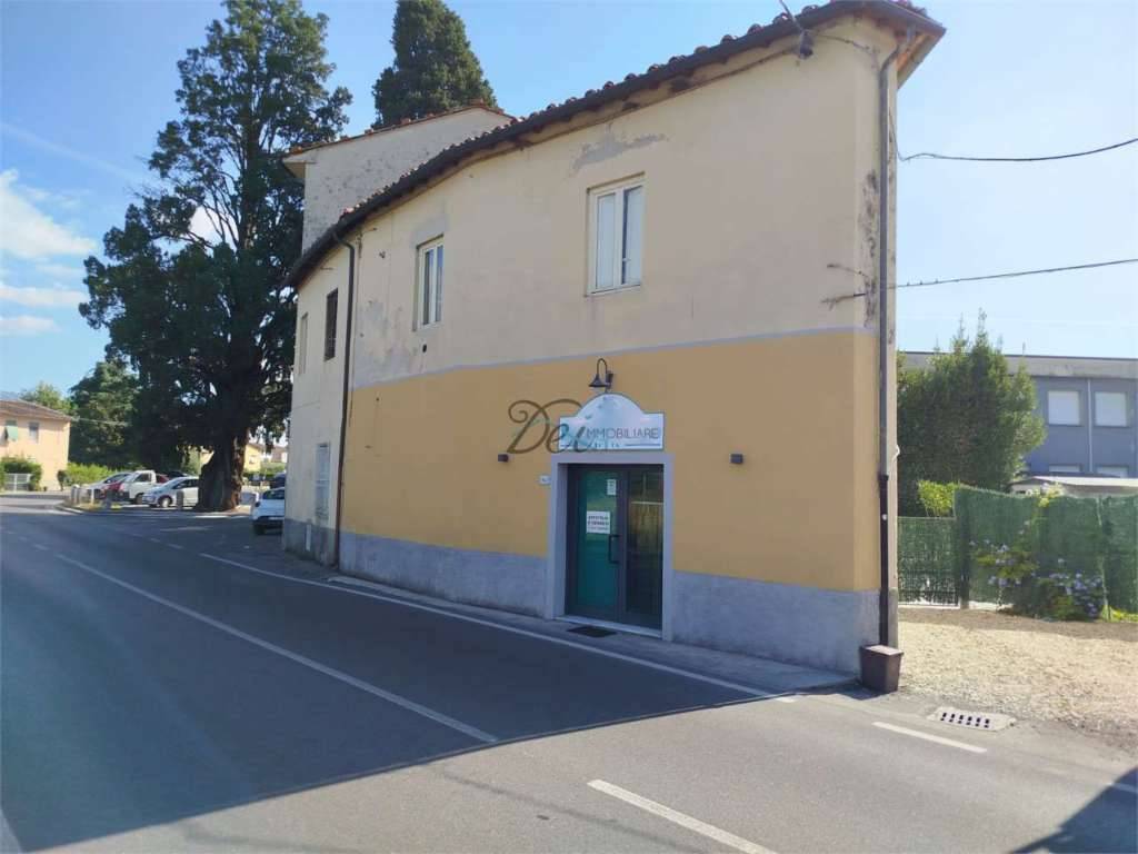 Negozio San Cassiano a Vico, Lucca