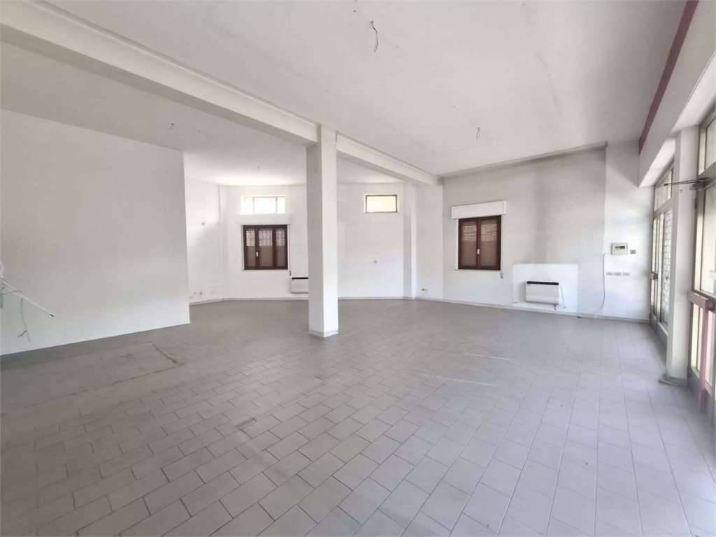 Negozio Via Cacciatori delle Alpi, 35, Spoleto