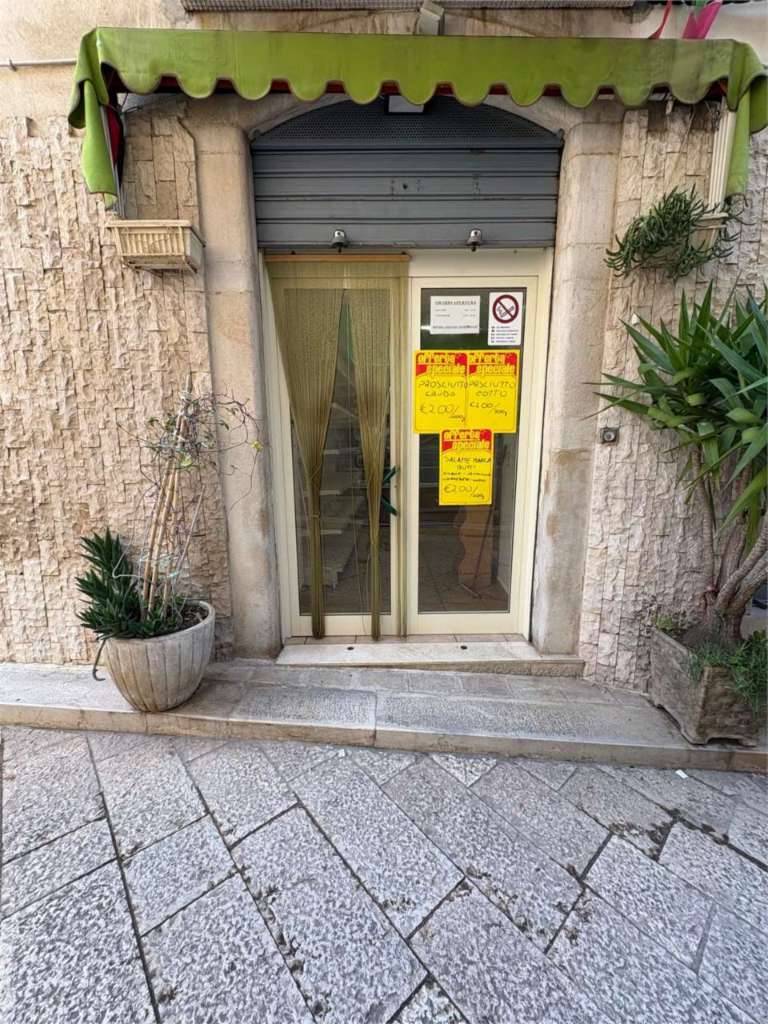 Negozio Strada Statale 93 Appulo Lucana, Canosa di Puglia
