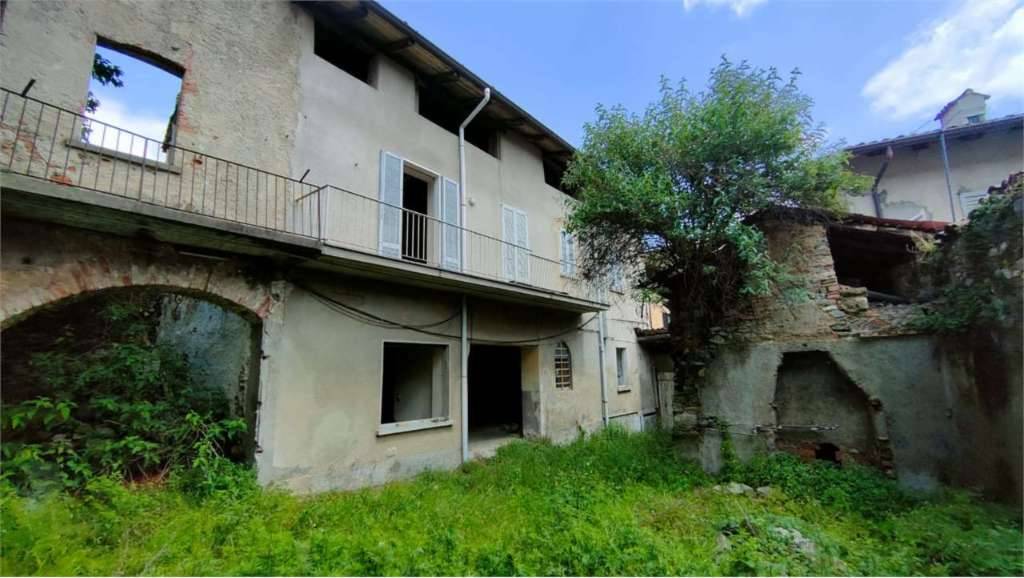 Rustico, Ello