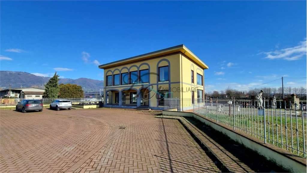 Negozio Via della Chiesa di Lunata, Capannori