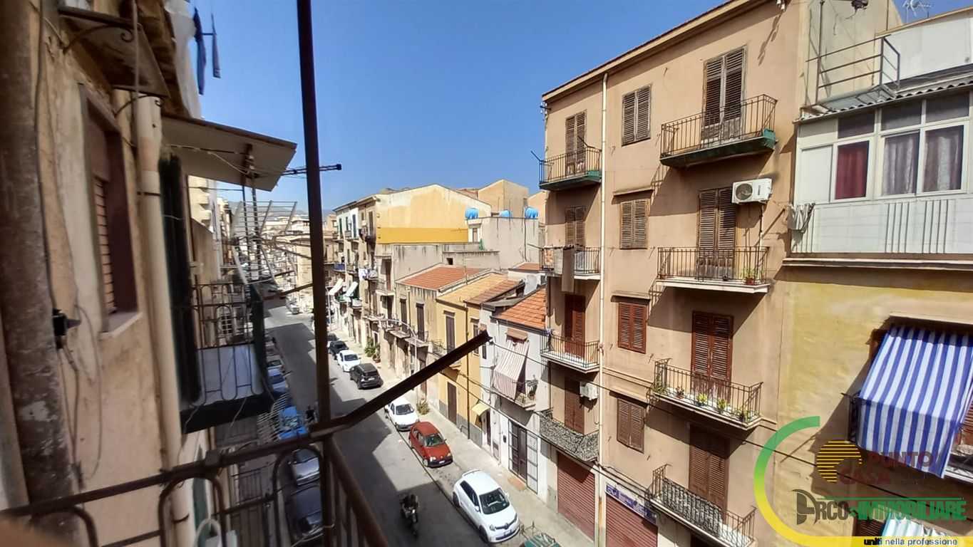Appartamento in Vendita a Palermo Via Re Tancredi