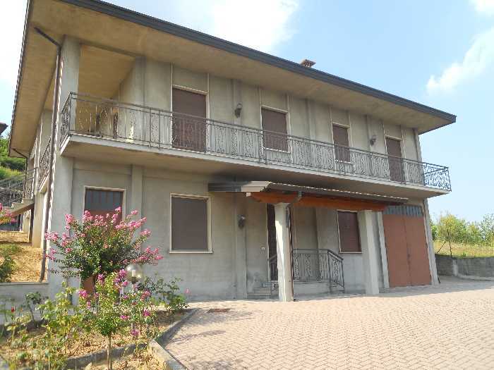 Casa Bi - Trifamiliare, Castana