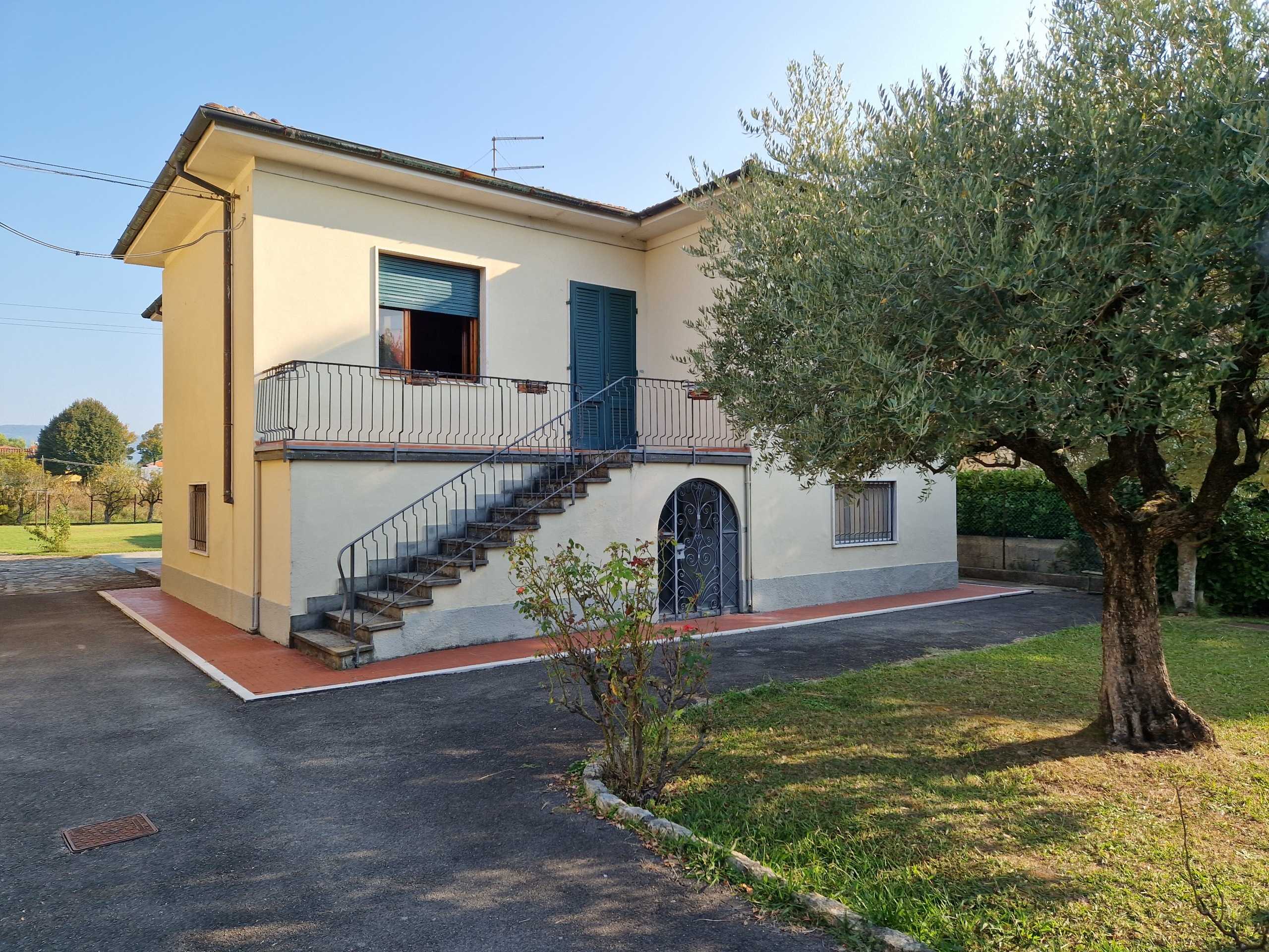 Casa indipendente in Vendita a Lucca Via per Corte Sandorini