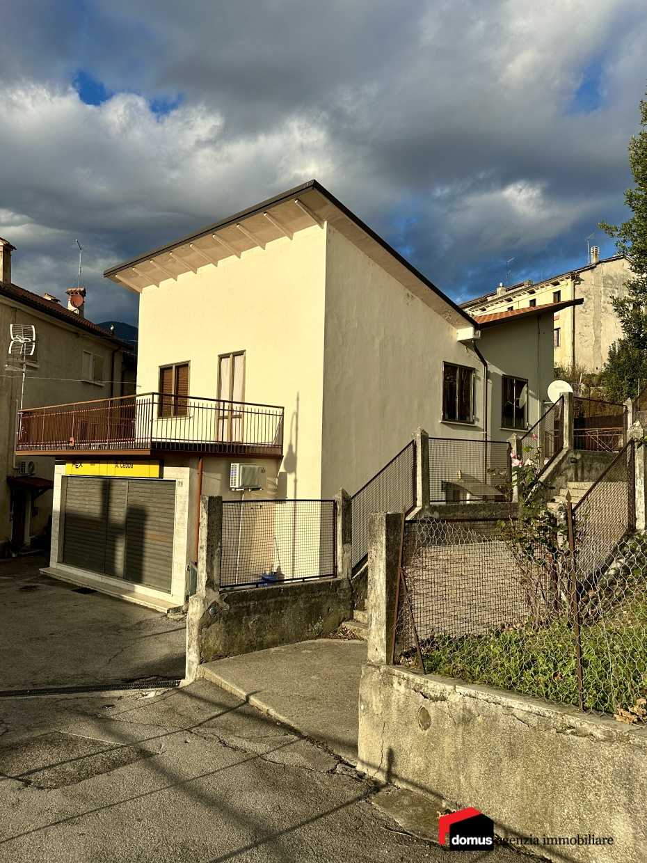 Villa in Vendita a Lugo di Vicenza Via Sioggio