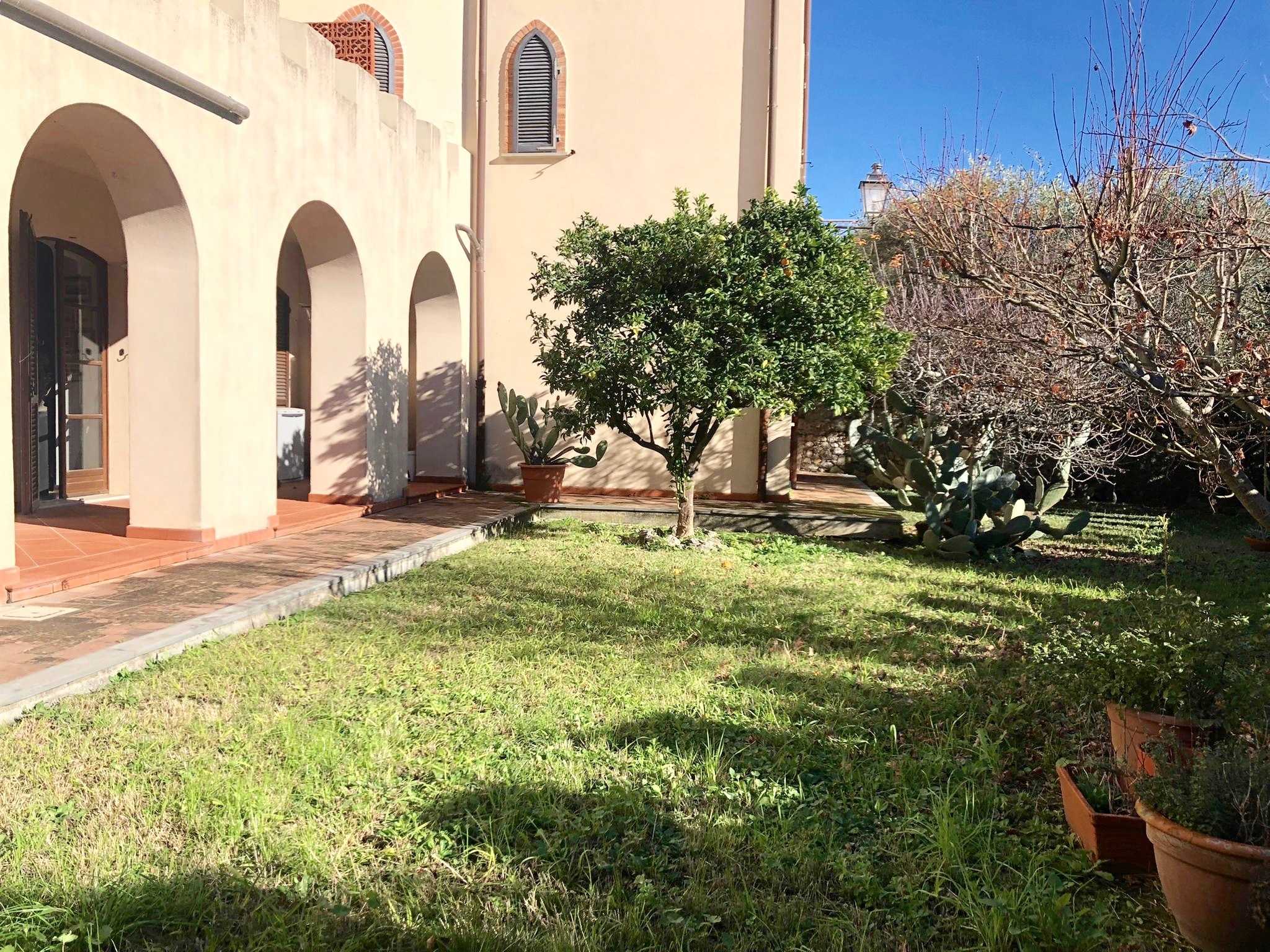 casa semindipendente in vendita ad Ameglia